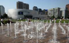 시원한 분수 푸른 잔디