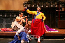 명동예술극장 개관기념작 