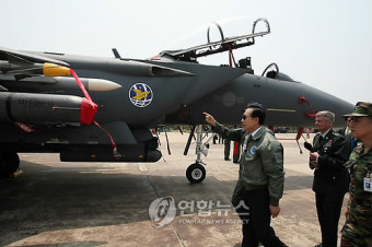 F15K 전투기 둘러보는 李대통령