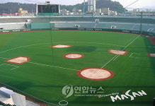 인조잔디로 변신한 마산야구장