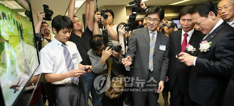 격투 게임하는 유인촌 장관