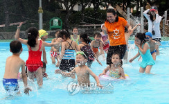 물 만난 어린이들