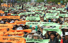 구호 외치는 금속노동자들