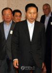 회의 참석하는 이 대통령