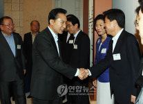 인사 나누는 이 대통령