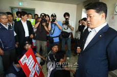 비정규직 노동자들에게 막힌 의원들