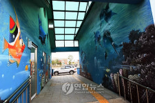 눈길 끄는 속초해수욕장 화장실 벽화