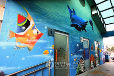 눈길 끄는 속초해수욕장 화장실 벽화