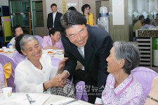 울산동구청장 할머니들 건강하게 오래 사세요