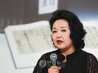 인사말하는 조선미 관장