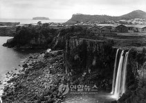 정방폭포와 서귀포 시가지