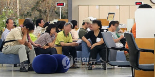 고용지원센터 찾는 구직자들