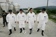 익산 양돈농가 방문한 민주 FTA특위 위원들