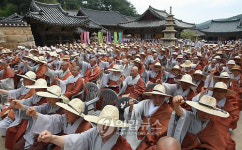 사찰경내지를 자연공원에서 해제하라