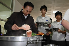 동남공업구내식당 | 이 대통령, 학생들과 함께 오찬