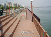 목포시 평화광장에 해변 데크 설치