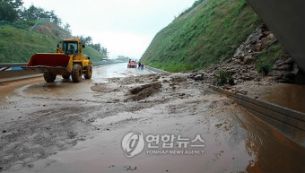 광주-무안 고속도로 폭우로 통제