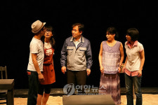 연극 <무궁화 꽃이 피었습니다>의 한 장면