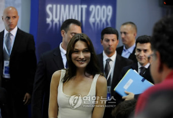 佛 퍼스트레이디 고향서 이색 행보