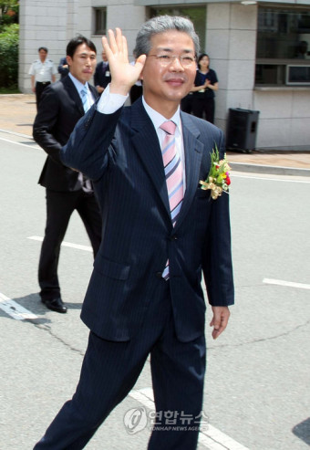 손 흔드는 문효남 부산고검장