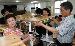 만학의 꿈 키워갈 책상과 의자