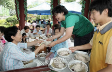 어르신들 삼계탕 드시고 힘내세요