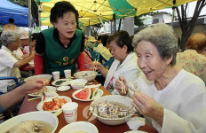 어르신들 삼계탕 드시고 힘내세요