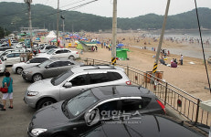 을왕리해수욕장 `차(車) 반 사람 반'