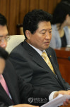 안상수원내대표 고민중?