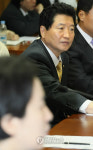 안상수원내대표 고민중?