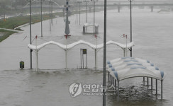 물에 잠긴 중랑천 체육공원