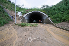 토사가 덮은 홍천 서면 도로