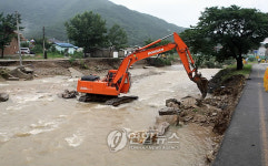 폭우로 완주 제방 붕괴