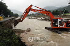 폭우로 완주 제방 붕괴