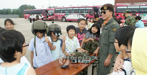 항공작전사령부 방문한 초등학생들