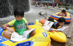 더위 잊고 독서삼매경!