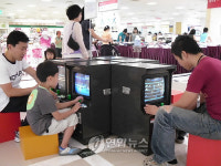 백화점 매장에 추억의 오락실