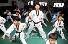 애들아! 위험하면 태권도장으로 피신해