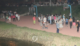한여름밤 시민 휴식처..천안 원성천