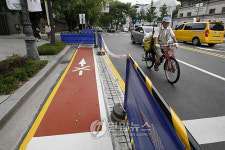 경복궁 앞길에 만든 자전거 전용도로