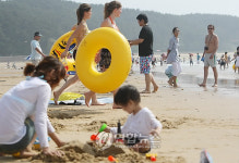 충남 해수욕장 북적..고속도 개통 덕