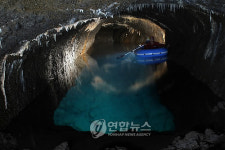 제주 용천동굴 호수 탐사