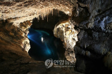 제주 용천동굴 호수 탐사