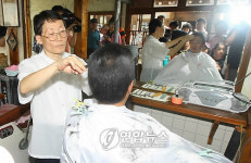45년째 같은 가위로 이발해요