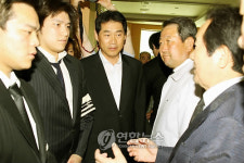 위로하는 정세균 대표