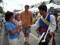 “나도 북 한번 쳐보고 싶어요”