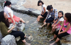 <카메라뉴스> 온천수 족욕 즐겨요