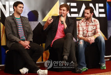 기자회견 갖는 킨(Keane)