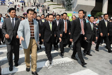 횡단보도 건너는 이 대통령