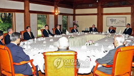 이 대통령, 국가원로 초청 오찬